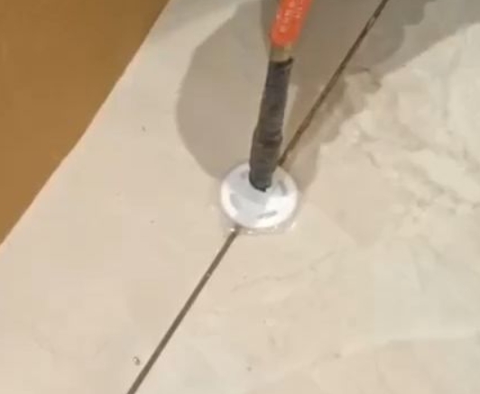 花都瓷砖空鼓维修公司专业解答瓷砖在铺贴过程中，如果没有涂抹均匀到位的粘结材料（如水泥砂浆或瓷砖胶），可能会导致以下问题